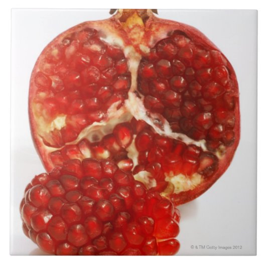 熟したザクロの切口半分の水分が多いの露出する タイル (正面)