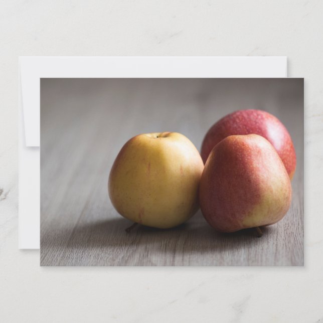 熟したリンゴが3つ (正面)