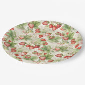 熟した赤いイチゴ畑 ペーパープレート (アングル)