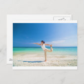 熟成したアジア人女性が行うビーチヨガ ポストカード (正面/裏面)