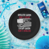 熟練労働者は安くないアメリカ国旗の女性男性 ペーパープレート (パーティー)