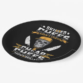 熟練労働者は安くはない – 熟練した大工は ペーパープレート (アングル)