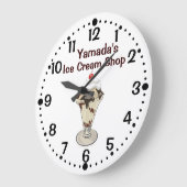 熱いファッジのアイスクリームのサンデーの店の名前をカスタムするの時計 ラージ壁時計 (傾斜)