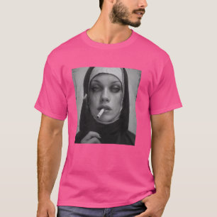 熱い修道女はタバコを吸う、反抗的な修道女 Tシャツ