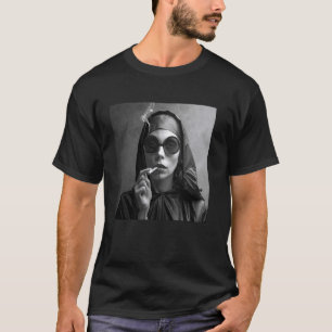 熱い修道女はタバコを吸う、反抗的な誰も Tシャツ