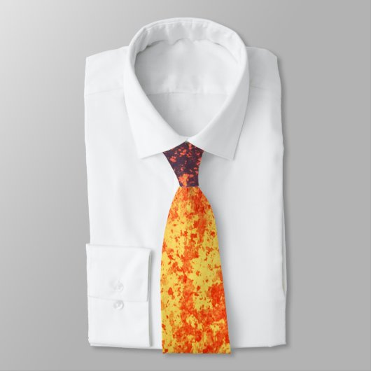 熱い溶岩の噴水は噴火口の火山から噴火します ネクタイ (タイ)