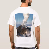 熱い溶岩の噴水は噴火口の火山から噴火します Tシャツ (裏面)