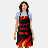 熱い物来のスルーおもしろい炎キッチンエプロン エプロン (着用した状態)