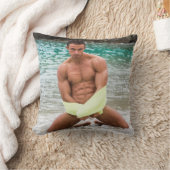 熱い男が水にひざまずくセクシーな筋肉屋 クッション (ブランケット)