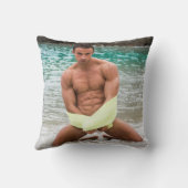 熱い男が水にひざまずくセクシーな筋肉屋 クッション (裏面)