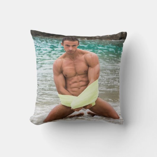 熱い男が水にひざまずくセクシーな筋肉屋 クッション (正面)