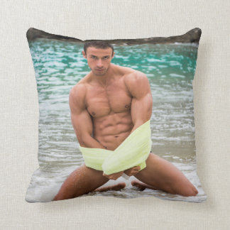 熱い男が水にひざまずくセクシーな筋肉屋 クッション