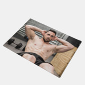 熱い男はセクシーなシャツなしの筋肉の男の座って動作 ドアマット (アングル)