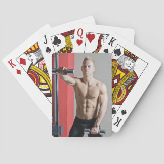 熱い男性、金髪のセクシーなシャツのない筋肉屋が運動 トランプ