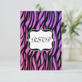熱い紫色かピンクのシマウマのストライプなモノグラム 出欠カード (スタンド正面)