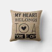 "熱い警察官"のカッコいいの警官のタイポグラフィのギフト クッション (裏面)