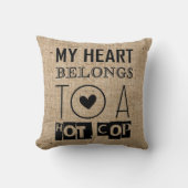 "熱い警察官"のカッコいいの警官のタイポグラフィのギフト クッション (正面)