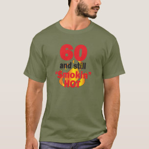熱い60歳およびまだSmokin -第60誕生日 Tシャツ