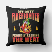 熱を求めて意気揚々と非番の消防士 クッション (裏面)