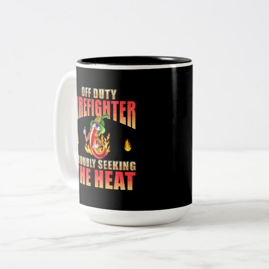 熱を求めて意気揚々と非番の消防士 ツートーンマグカップ (正面左)