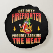 熱を求めて意気揚々と非番の消防士 ラウンドクッション (裏面)