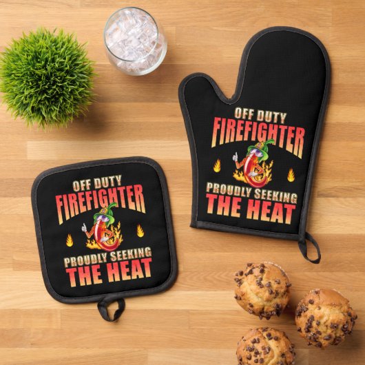 熱を求めて意気揚々と非番の消防士 鍋つかみ&鍋敷きセット (トップダウン)