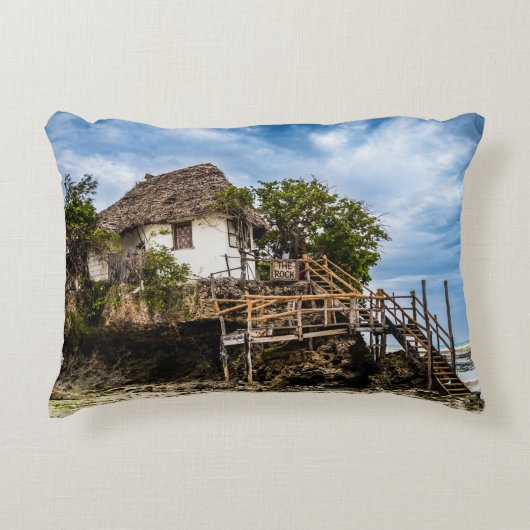 熱帯のサンゴ露頭の上の絵のような家 アクセントクッション (正面)