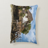 熱帯のサンゴ露頭の上の絵のような家 アクセントクッション (裏面(縦))