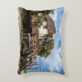 熱帯のサンゴ露頭の上の絵のような家 アクセントクッション (正面(垂直))