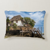 熱帯のサンゴ露頭の上の絵のような家 アクセントクッション (裏面)