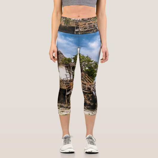 熱帯のサンゴ露頭の上の絵のような家 カプリレギンス (正面)