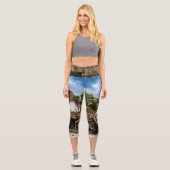 熱帯のサンゴ露頭の上の絵のような家 カプリレギンス (正面)