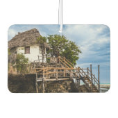 熱帯のサンゴ露頭の上の絵のような家 カーエアーフレッシュナー (正面)