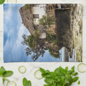 熱帯のサンゴ露頭の上の絵のような家 キッチンタオル (折り畳み)