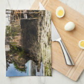 熱帯のサンゴ露頭の上の絵のような家 キッチンタオル (四つ折り)