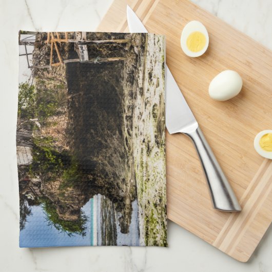 熱帯のサンゴ露頭の上の絵のような家 キッチンタオル (四つ折り)