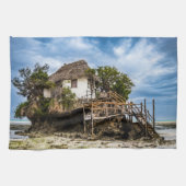 熱帯のサンゴ露頭の上の絵のような家 キッチンタオル (横)