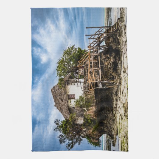 熱帯のサンゴ露頭の上の絵のような家 キッチンタオル (縦)