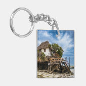 熱帯のサンゴ露頭の上の絵のような家 キーホルダー (正面左)