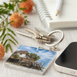 熱帯のサンゴ露頭の上の絵のような家 キーホルダー