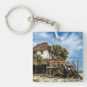 熱帯のサンゴ露頭の上の絵のような家 キーホルダー (正面)