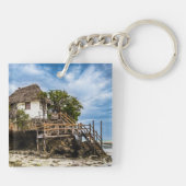 熱帯のサンゴ露頭の上の絵のような家 キーホルダー (裏面)