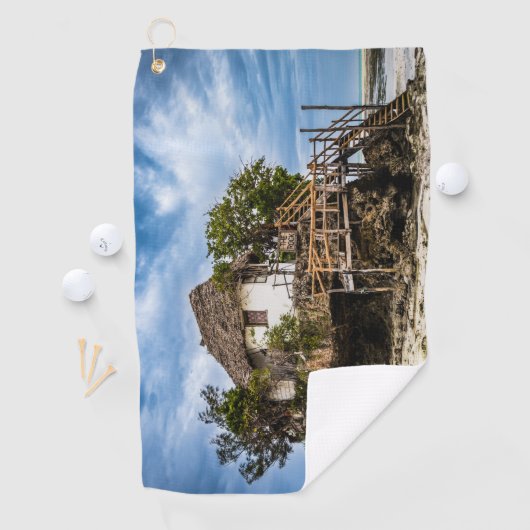 熱帯のサンゴ露頭の上の絵のような家 ゴルフタオル (インサイチュ)