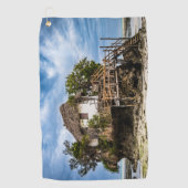 熱帯のサンゴ露頭の上の絵のような家 ゴルフタオル (正面)