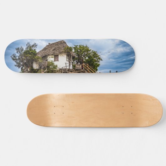 熱帯のサンゴ露頭の上の絵のような家 スケートボード (横)