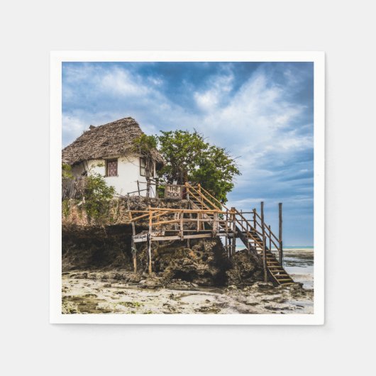 熱帯のサンゴ露頭の上の絵のような家 スタンダードカクテルナプキン (正面)