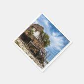 熱帯のサンゴ露頭の上の絵のような家 スタンダードカクテルナプキン (角)