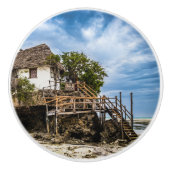 熱帯のサンゴ露頭の上の絵のような家 セラミックノブ (正面)