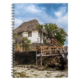 熱帯のサンゴ露頭の上の絵のような家 ノートブック