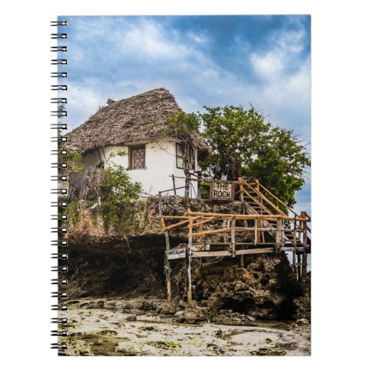 熱帯のサンゴ露頭の上の絵のような家 ノートブック (正面)